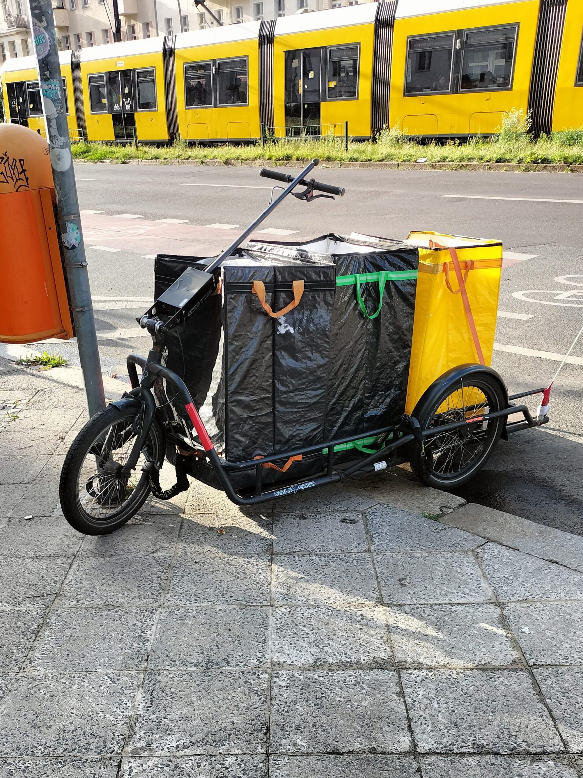 Falttaschen schwarz und gelb auf Carla Cargo Transport