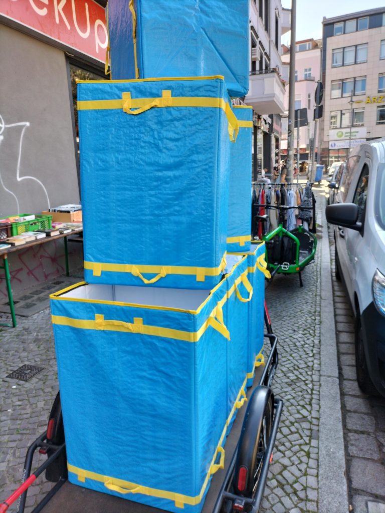 Lastenfahrradanhänger Carla Cargo mit Transporttaschen Jümbobags